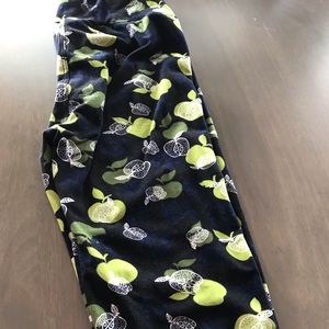 LuLaRoe OS Leggings in Green Apple Print on Black
